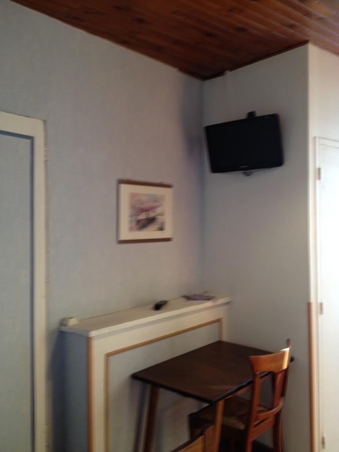 Bar Hotel De La Place Mezel Exterior photo